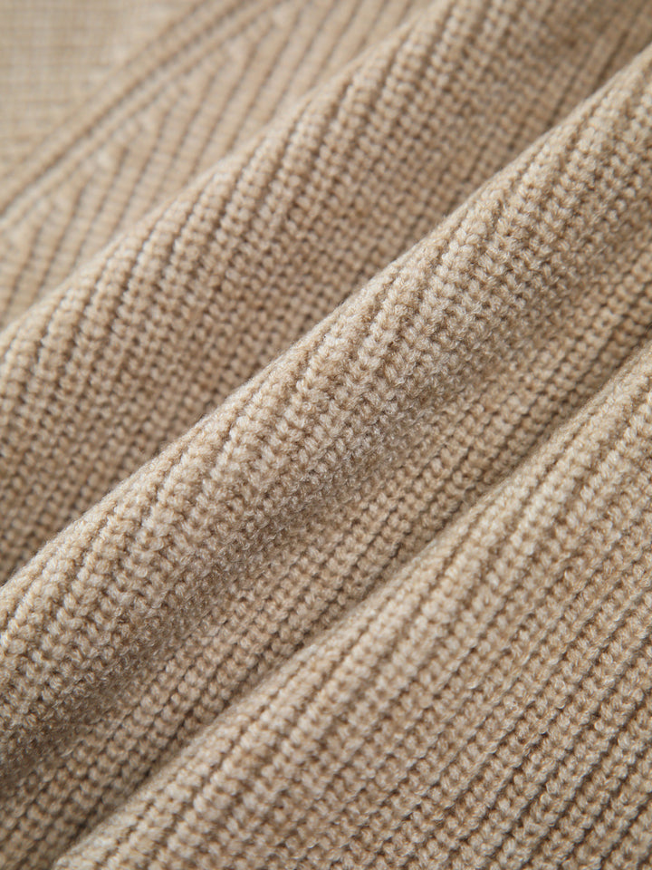 Beiger Strickstoff, Nahaufnahme, weiche Textur, hochwertige Wolle, Mode, Bekleidungsmaterial.