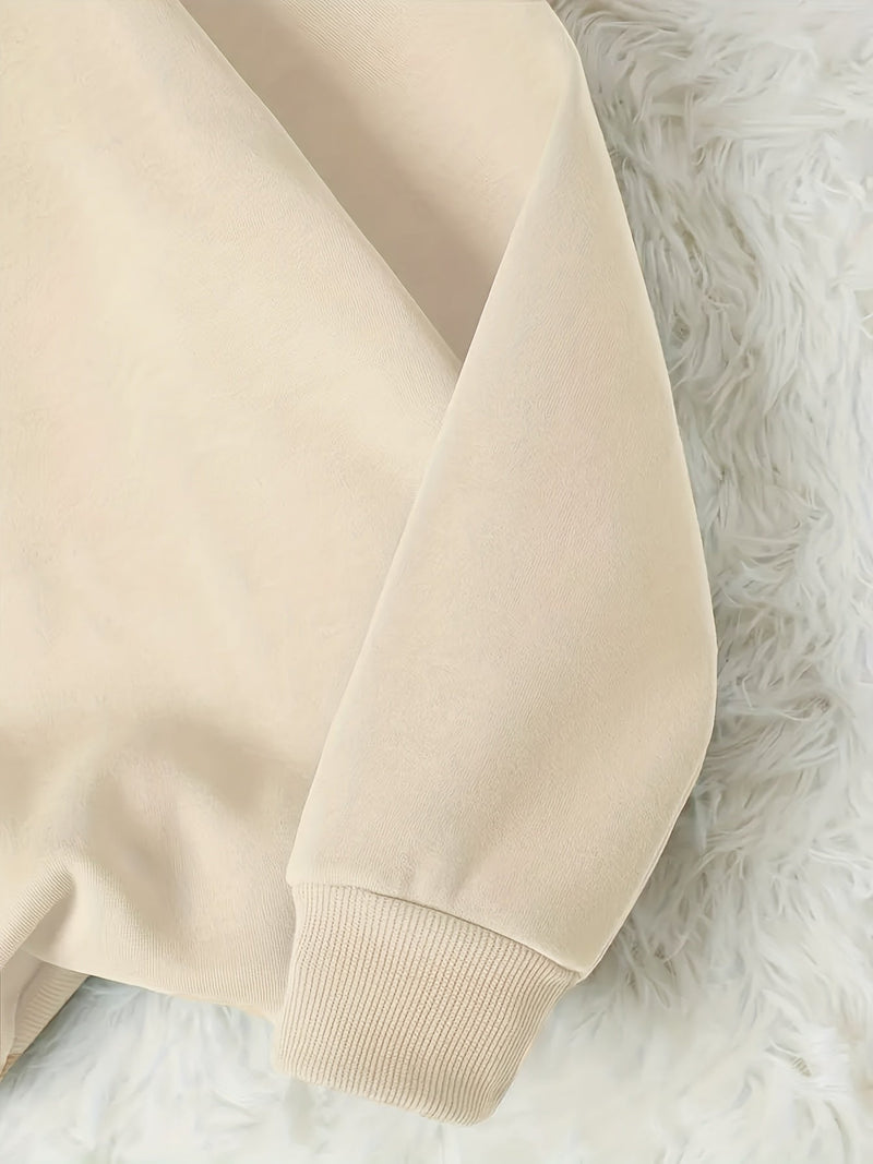 Beiger Pulloverärmel aus Baumwolle auf weißem Fellteppich, modisch, gemütlich, Herbstmode.