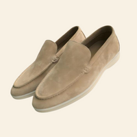 Beige Wildleder-Slipper für Herren, elegante Freizeitschuhe, rutschfeste Sohle.