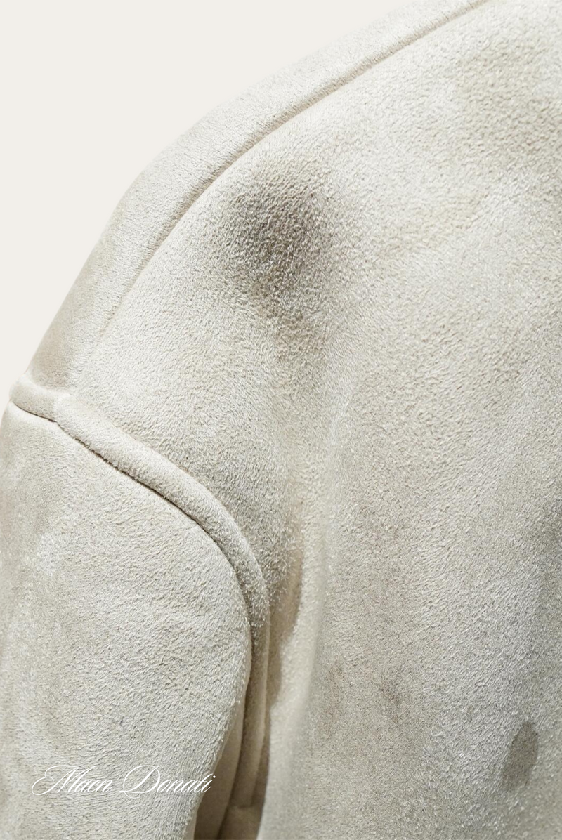 Beige Wildlederjacke Detailansicht, weiches Material, modisches Design, hochwertige Verarbeitung.