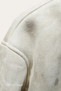 Beige Wildlederjacke, Nahaufnahme, weiches Material, modisches Design, Herrenbekleidung.