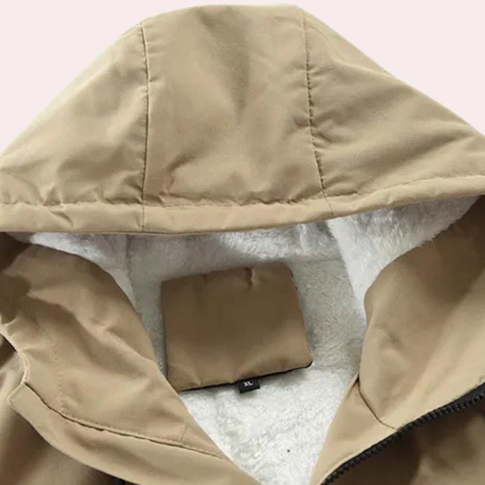 Beige Winterjacke mit Kapuze, Fleece-Innenfutter, Reißverschluss, warme Outdoor-Bekleidung.