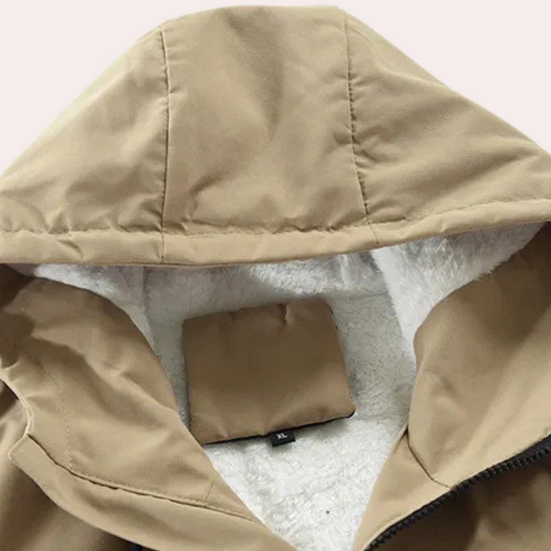 Beige Winterjacke mit Kapuze, Fleece-Innenfutter, Reißverschluss, warme Outdoor-Bekleidung.