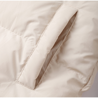 Beige Daunenjacke Detailansicht, gesteppter Stoff, warme Winterbekleidung, modisch.