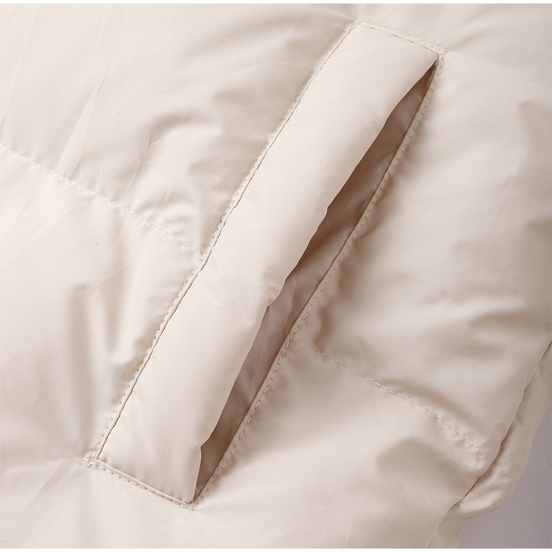 Beige Daunenjacke Detailansicht, gesteppter Stoff, warme Winterbekleidung, modisch.