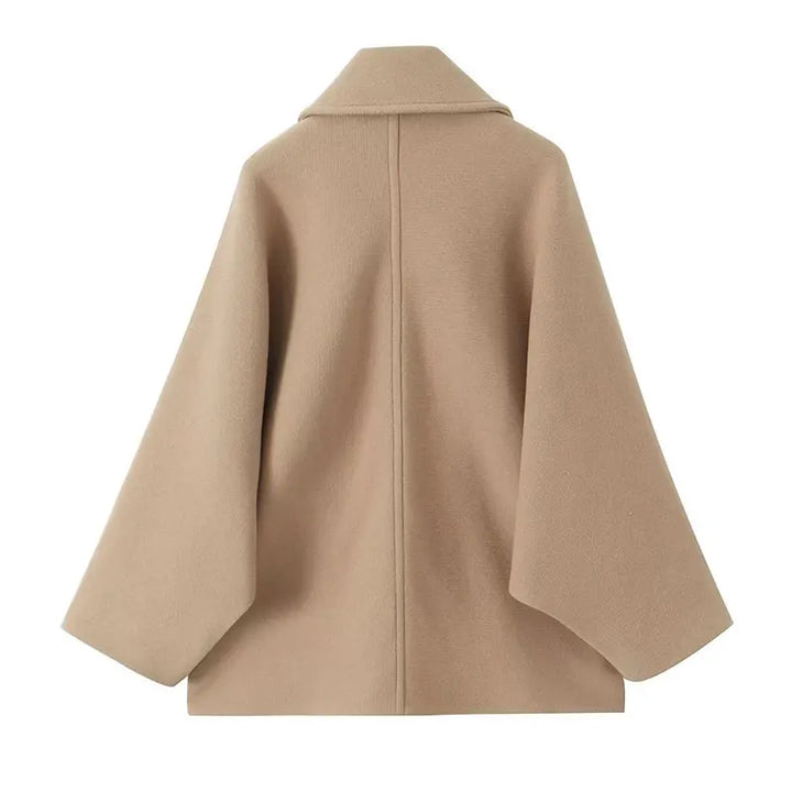 Beiger Wollmantel Damen, oversized, eleganter Stil, Herbstmode, Rückansicht, minimalistisch.
