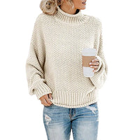 Frau in cremefarbenem Strickpullover mit Kaffeebecher und zerrissenen Jeans.