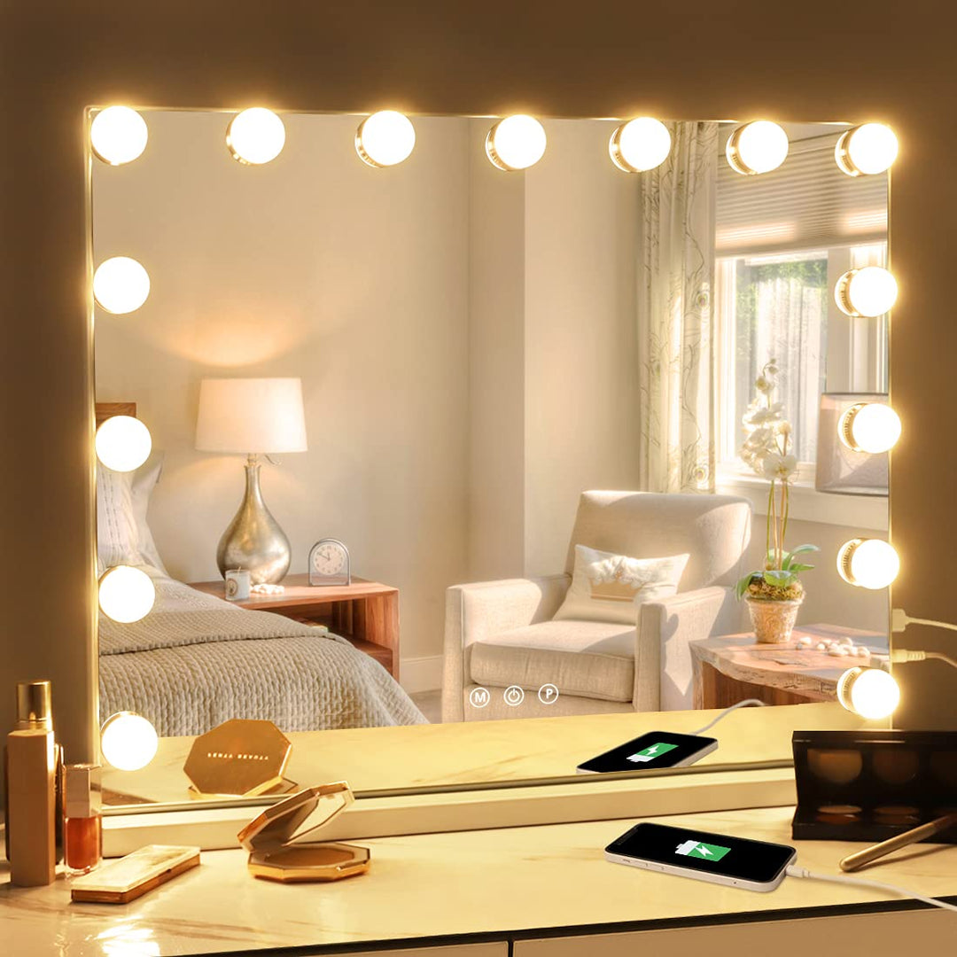 Großer beleuchteter Schminkspiegel mit LED-Lampen, ideal für Make-up, modernes Schlafzimmer.