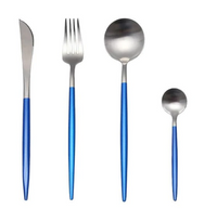 Besteckset aus Edelstahl mit blauen Griffen, bestehend aus Messer, Gabel, Löffel, Teelöffel.