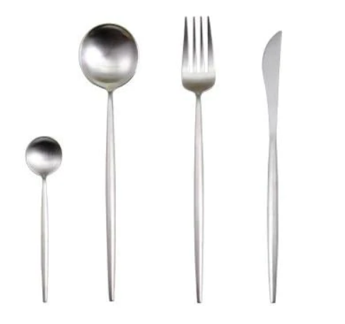 Besteckset aus Edelstahl, bestehend aus Löffel, Gabel, Messer und Teelöffel, modern, silber.