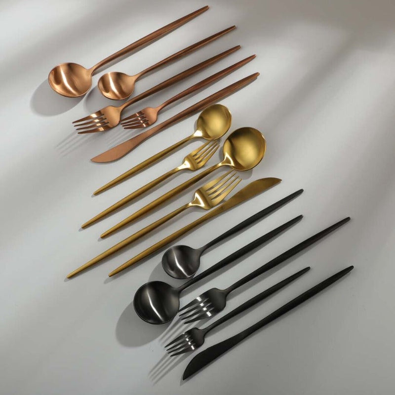 Moderne Besteckset aus Edelstahl in Gold, Kupfer und Schwarz, minimalistisches Design.