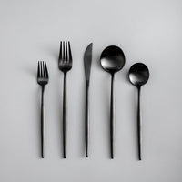 Schwarzes Edelstahl-Besteckset, modern, 5-teilig, Gabel, Messer, Löffel, minimalistisch.
