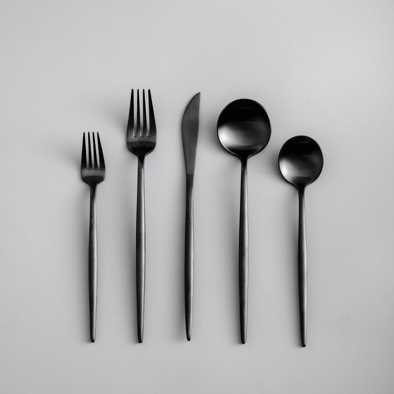 Schwarzes Edelstahl-Besteckset, modern, 5-teilig, Gabel, Messer, Löffel, minimalistisch.