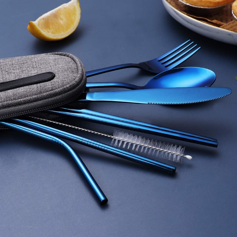 Blaues Edelstahl-Besteckset mit Tragetasche, inklusive Strohhalm und Reinigungsbürste.