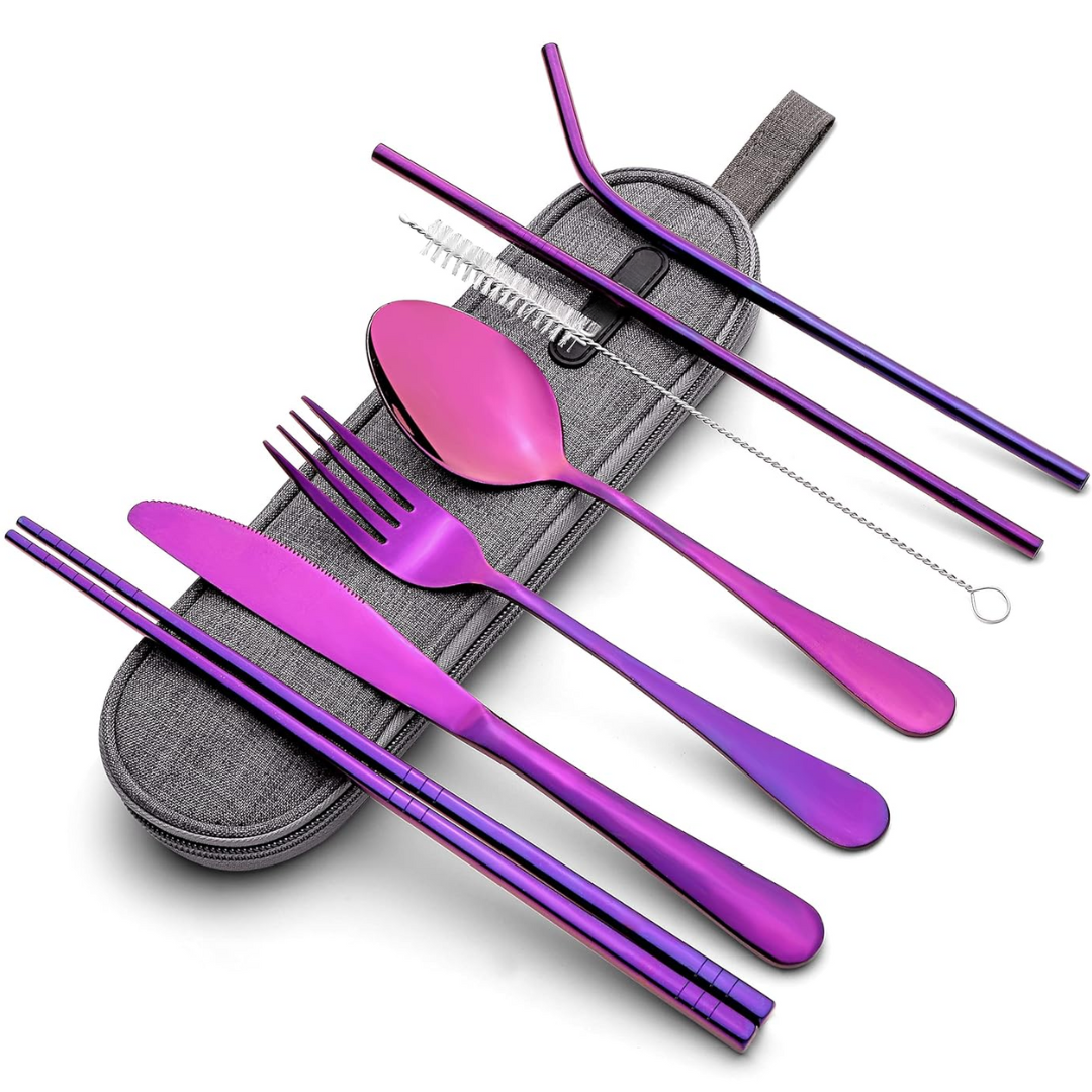 Lila Edelstahl-Besteckset mit Etui, inklusive Strohhalme und Reinigungsbürste.