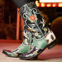 Bunte Cowboy-Stiefel mit Blumenstickerei und Herzmotiv, Leder, Damenmode, Westernstil.