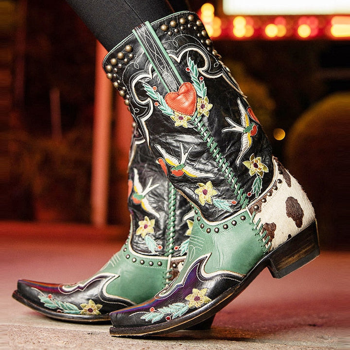 Bunte Cowboy-Stiefel mit Blumenstickerei und Herzmotiv, Leder, Damenmode, Westernstil.