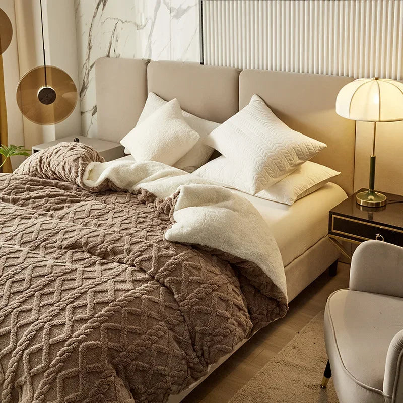 Luxuriöses Schlafzimmer mit beigem Bett, Plüschdecke, weißen Kissen, Nachttischlampe.