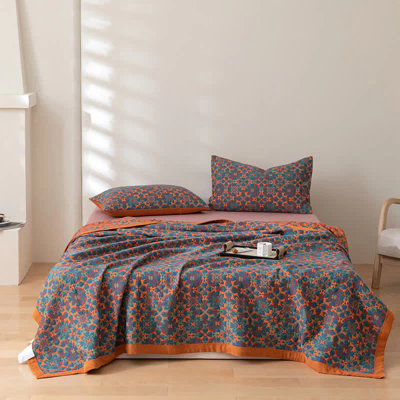 Bett mit blau-orange gemustertem Bettbezug und Kissen, modernes Schlafzimmer, Holzboden.