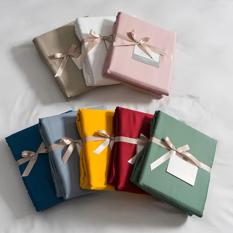 Verschiedene bunte Bettlaken mit Schleifen, Baumwolle, Geschenkverpackung, Schlafzimmer-Dekor.