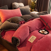 Rosa und graue Bettwäsche-Set aus Samt, gemütlich und luxuriös, Schlafzimmer-Dekoration.