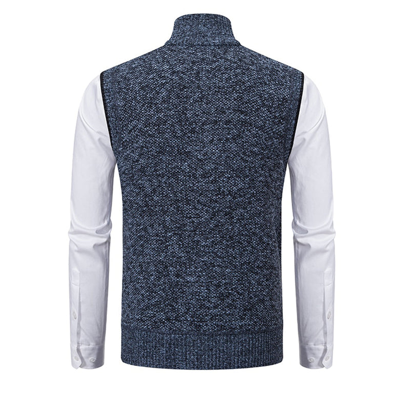 Blau-grauer Herrenstrickpullover, ärmellos, mit weißem Hemd, modisch, elegant.