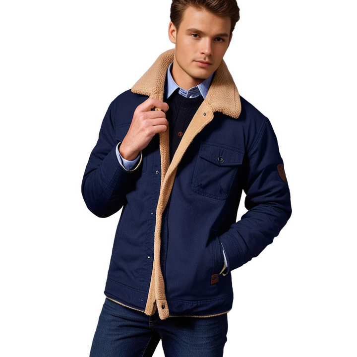 Mann in blauer Jacke mit beigem Kragen, Hemd und Jeans, modische Herrenbekleidung.