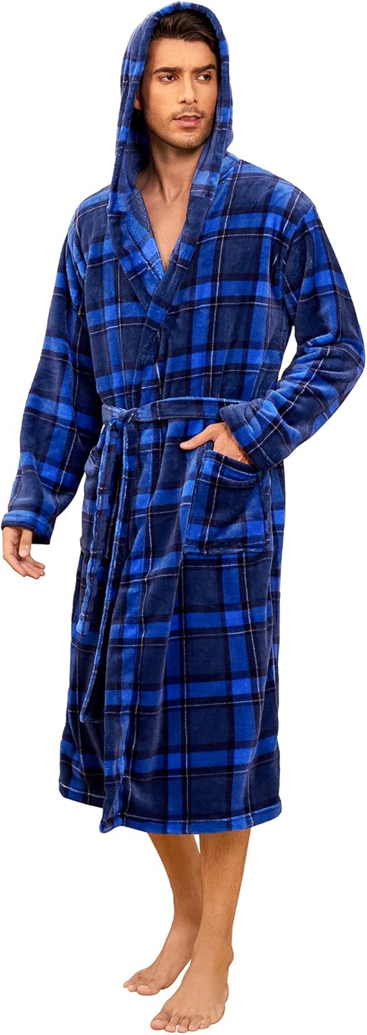 Mann im blau karierten Fleece-Bademantel mit Kapuze und Gürtel, gemütliche Herrenmode.