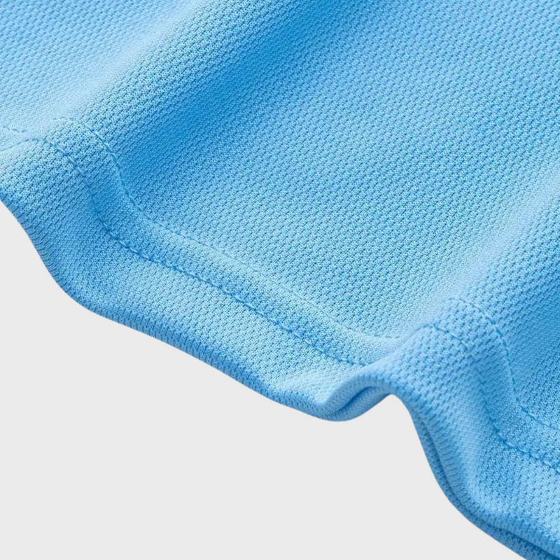 Blaues Herren-Poloshirt aus Baumwolle, Nahaufnahme, atmungsaktiv, modisch.