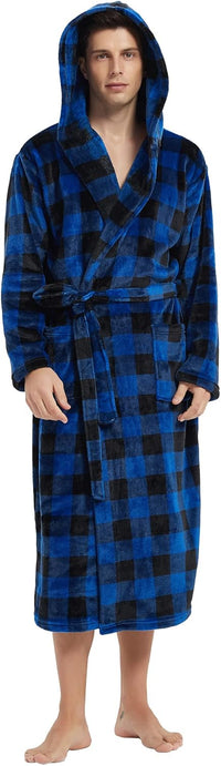 Mann im blau-schwarz karierten Fleece-Bademantel mit Kapuze und Gürtel.