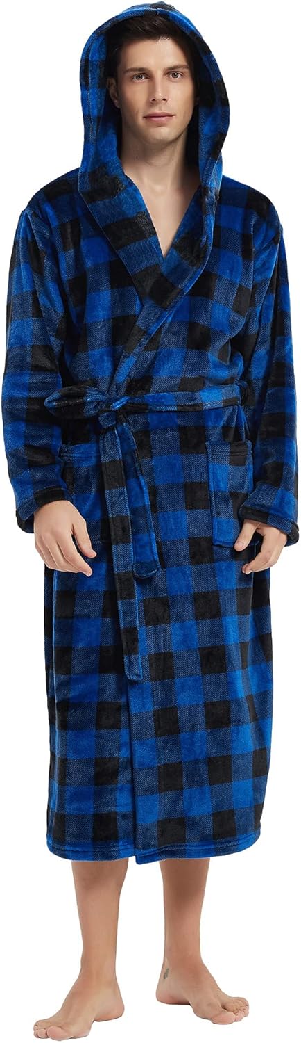 Mann im blau-schwarz karierten Fleece-Bademantel mit Kapuze und Gürtel.