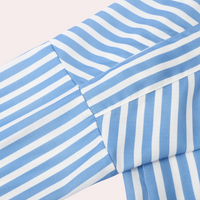 Blau-weiß gestreiftes Hemd, Baumwolle, Detailansicht, modisches Design, hochwertige Verarbeitung.