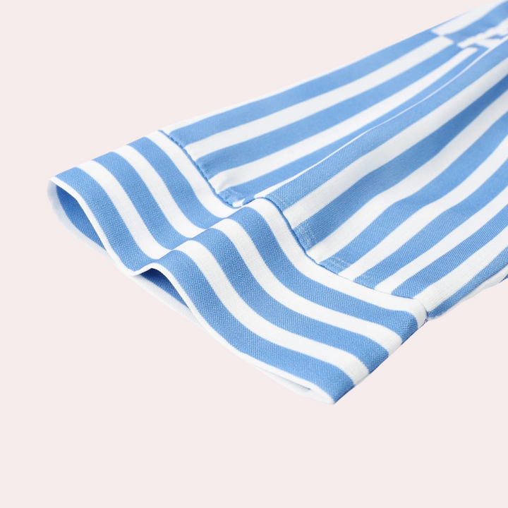 Blau-weiß gestreifter Ärmel aus Baumwolle, Detailansicht, modisches Design, hochwertige Verarbeitung.