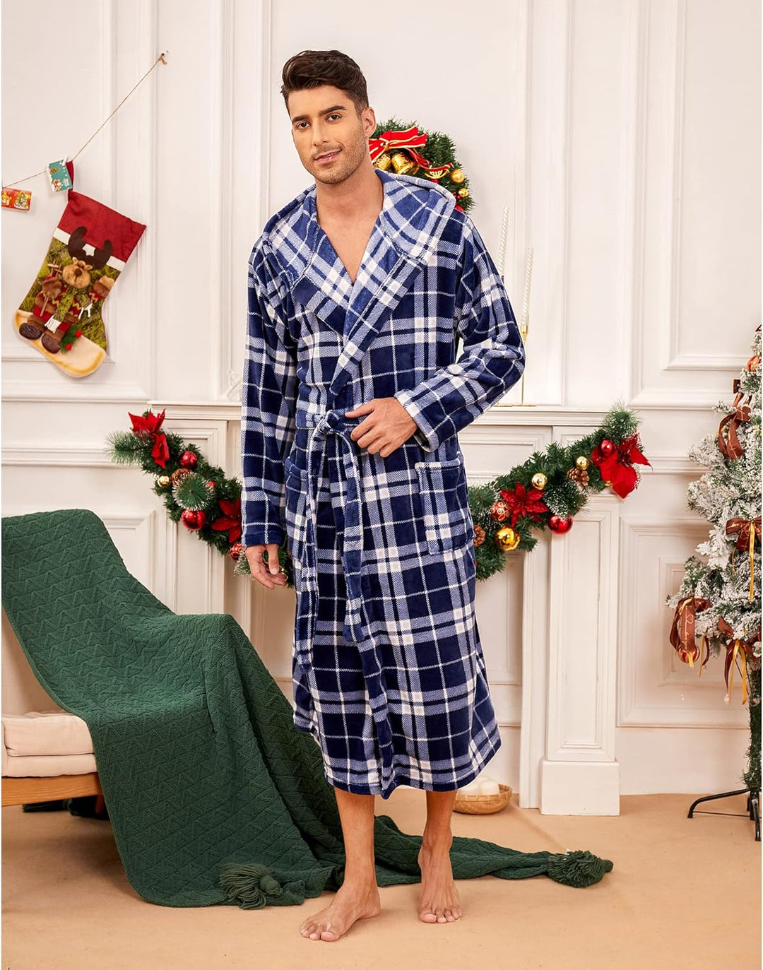 Mann im blau-weiß karierten Bademantel, Weihnachtsdeko im Hintergrund, gemütlich, flauschig.