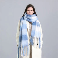 Frau mit blau-weiß kariertem Schal und weißem Mantel, Wintermode, Accessoire, warm, stilvoll.