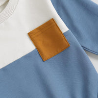 Blau-weißes Kinder-Sweatshirt mit brauner Brusttasche, Baumwolle, modisch, bequem.