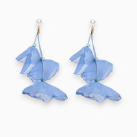 Blaue Ohrringe mit Stoffblüten, Perlen, eleganter Schmuck, modisches Accessoire, Damenmode.