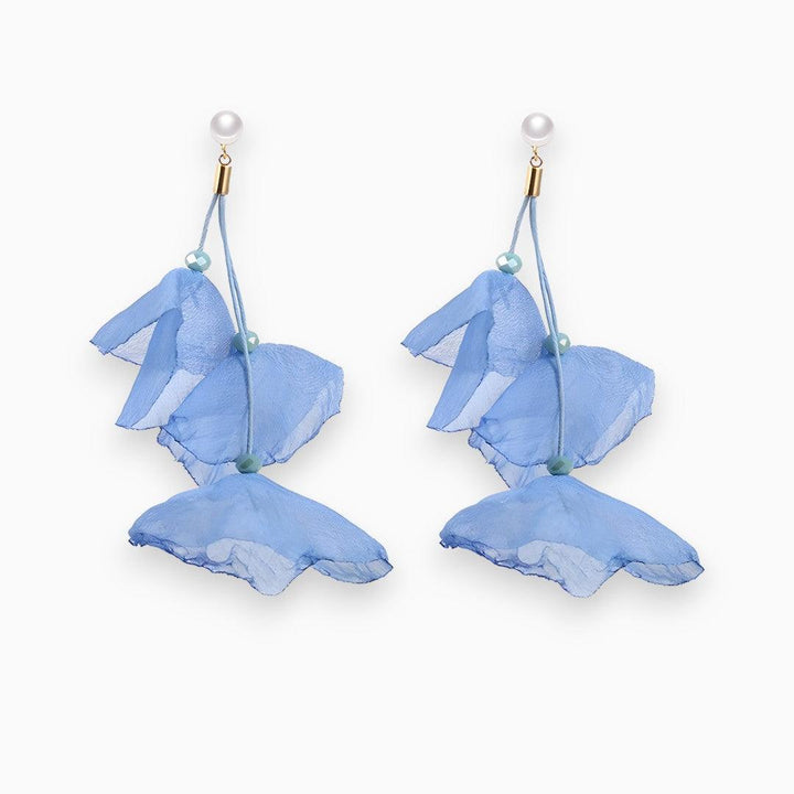 Blaue Ohrringe mit Stoffblüten, Perlen, eleganter Schmuck, modisches Accessoire, Damenmode.