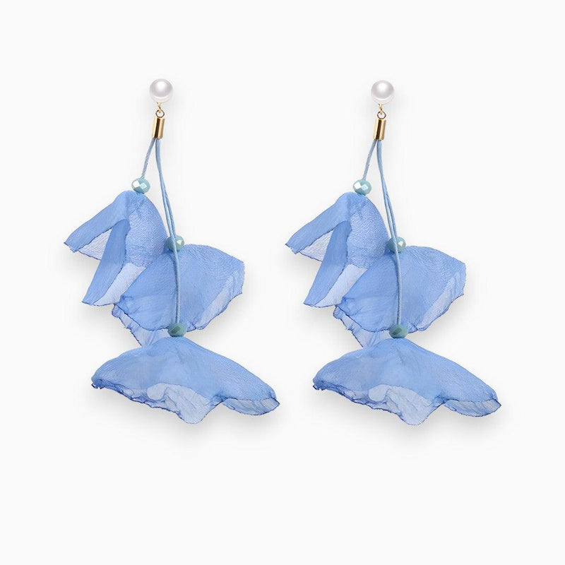 Blaue Ohrringe mit Stoffblüten, Perlen, eleganter Schmuck, modisches Accessoire, Damenmode.