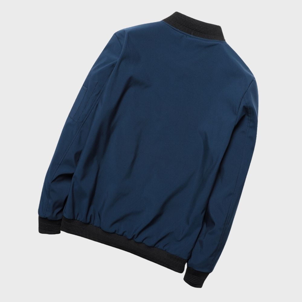 Blaue Bomberjacke aus Satin mit schwarzem Kragen und Bündchen, modisch und stilvoll.