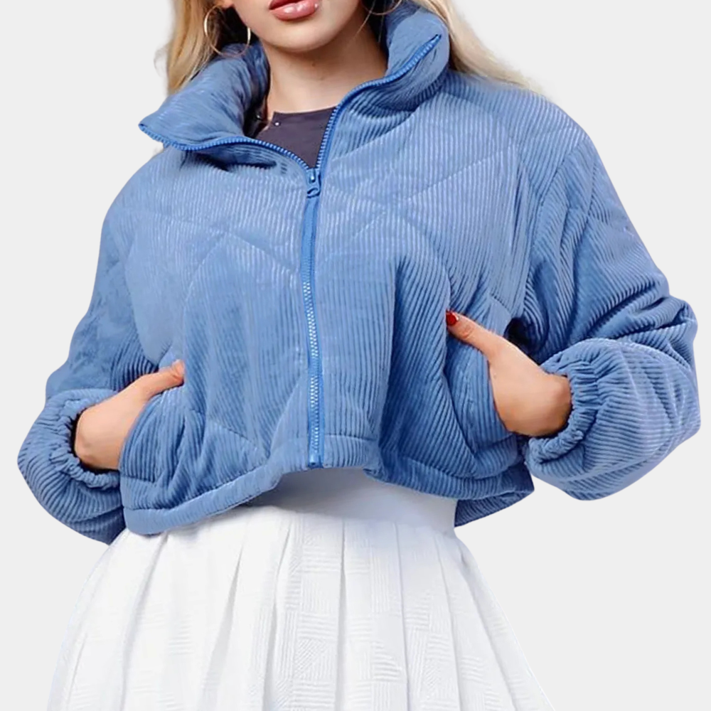 Frau in blauer Cordjacke mit Reißverschluss, Stehkragen, Taschen, modisch, Herbstkleidung.