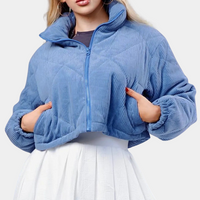 Frau in blauer Cordjacke mit Reißverschluss, Stehkragen, Taschen, modisch, Herbstkleidung.