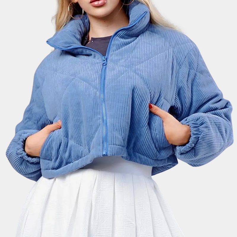 Frau in blauer Cordjacke mit Reißverschluss, Stehkragen, Taschen, modisch, Herbstkleidung.