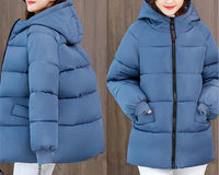 Blaue Damen-Daunenjacke mit Kapuze, Reißverschluss, warm, Wintermode, stilvoll, bequem.