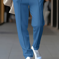 Blaue Damenhose aus Baumwolle, elegant, mit weißen Sneakern, ideal für Freizeit und Büro.