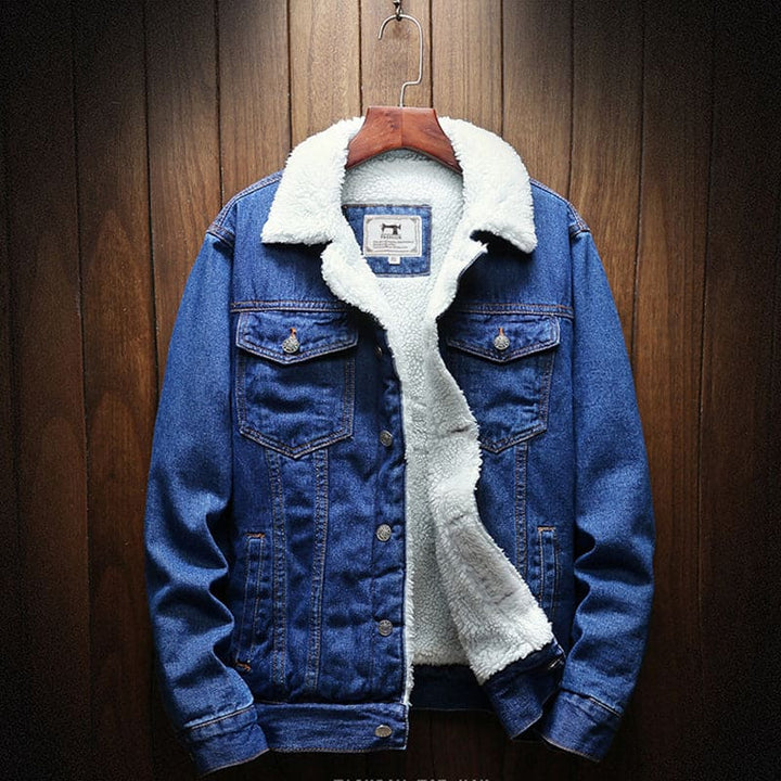Blaue Herren-Denimjacke mit weißem Futter, Wintermode, warme Jeansjacke, Holz-Hintergrund.