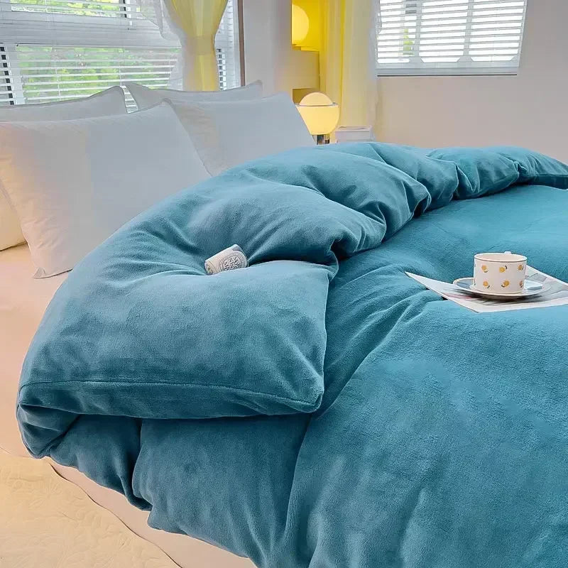 Blaue Plüsch-Bettdecke auf Bett, gemütlich, Schlafzimmer, Tageslicht, Kissen, Tasse Tee.