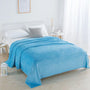 Blaue Fleece-Decke auf weißem Bett, Schlafzimmer, gemütlich, modern, Dekoration, Tagesdecke.