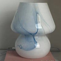 Weiße Keramiklampe mit blauen Akzenten, modernes Design, Tischleuchte, Wohnzimmerdekoration.