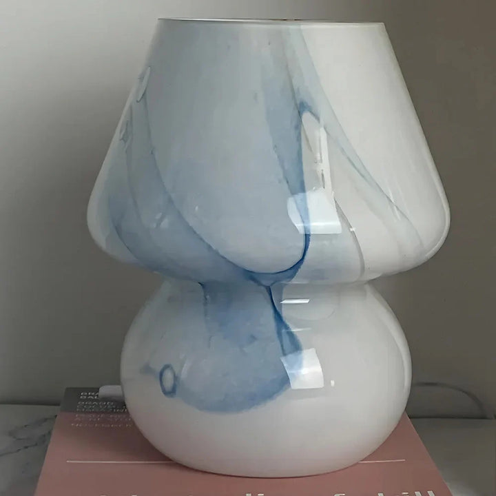 Weiße Keramiklampe mit blauen Akzenten, modernes Design, Tischleuchte, Wohnzimmerdekoration.